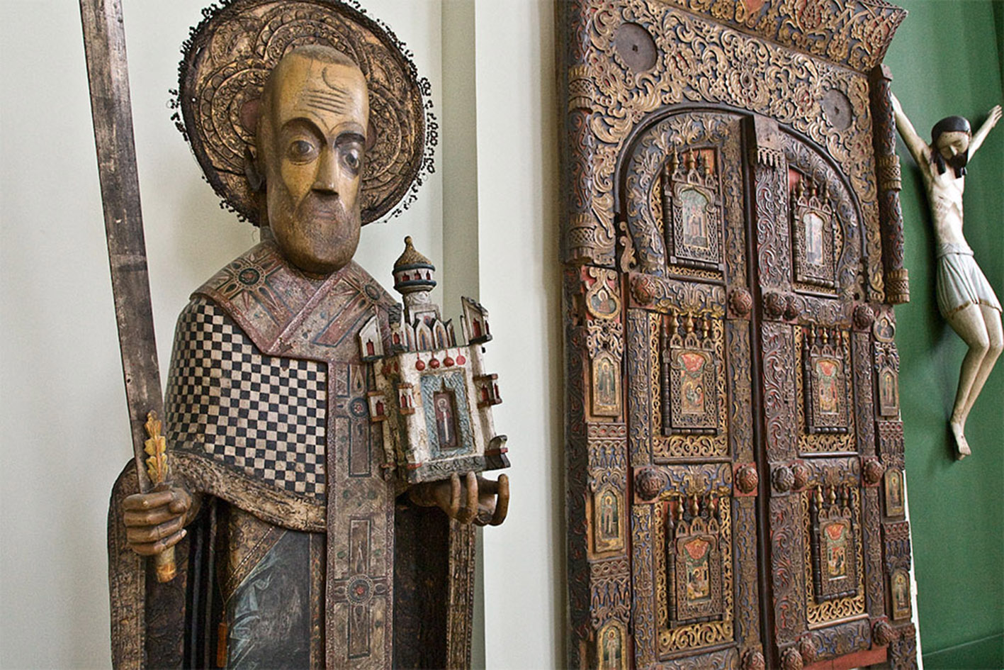 Деревянная скульптура Св. Николая Можайского (XVII в) из с. Покча, Пермская художественная галерея.